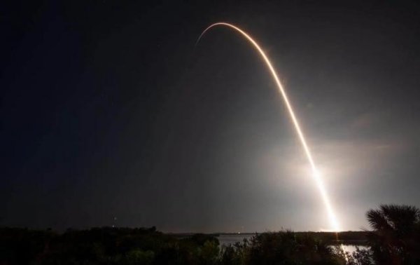 广州华鑫 美国一企业用SpaceX猎鹰9号办“太空骨灰游”，飞船失控，150人骨灰全扬了太平洋，公司：正挨个跟家属联系