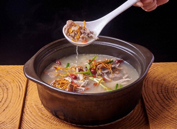 诚信双盈配资 52岁女子凌晨脑出血，祸首竟是一碗汤，三种汤伤肝肾还致癌