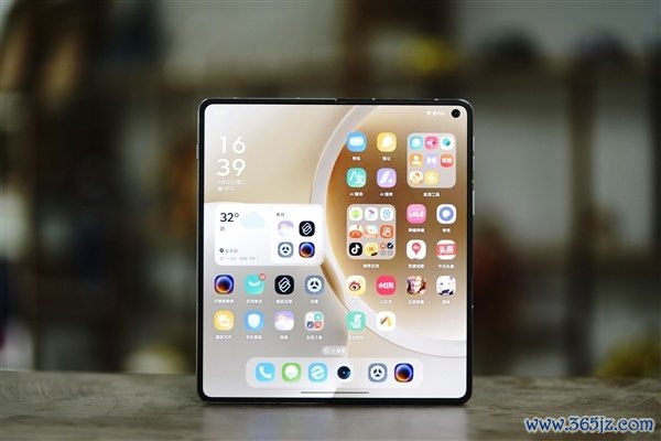 联想moto首款大折叠手机！moto razr fold图赏