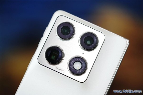 联想moto首款大折叠手机！moto razr fold图赏