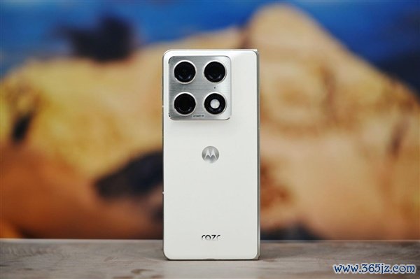 联想moto首款大折叠手机！moto razr fold图赏