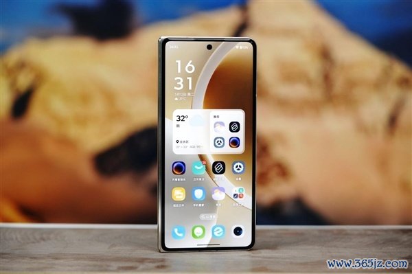 联想moto首款大折叠手机！moto razr fold图赏