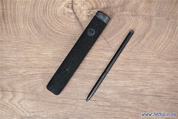 联想moto首款大折叠手机！moto razr fold图赏