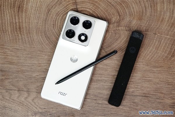 联想moto首款大折叠手机！moto razr fold图赏