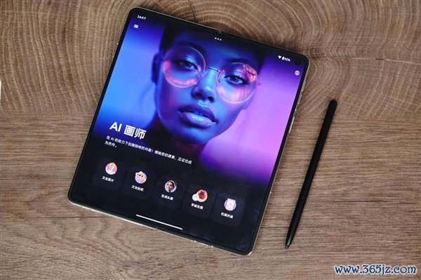 联想moto首款大折叠手机！moto razr fold图赏