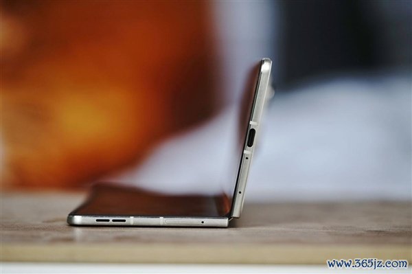 联想moto首款大折叠手机！moto razr fold图赏