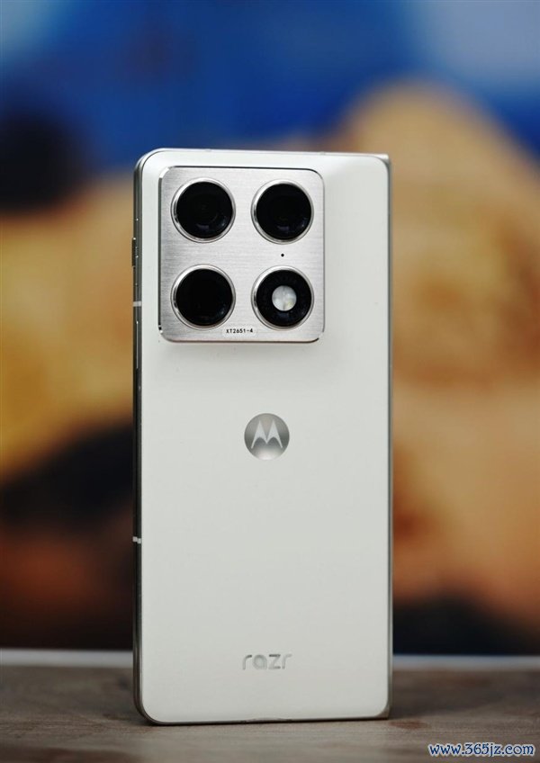 联想moto首款大折叠手机！moto razr fold图赏