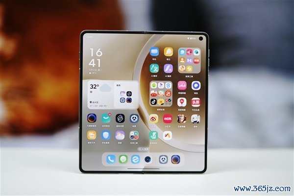 联想moto首款大折叠手机！moto razr fold图赏