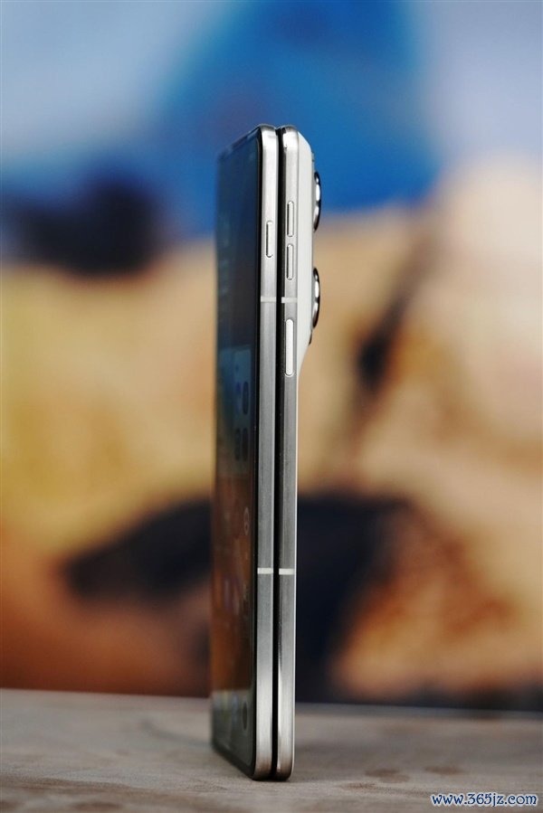 联想moto首款大折叠手机！moto razr fold图赏