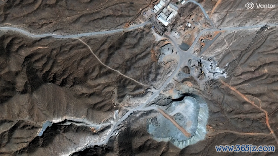 万托尔卫星图像，显示镐山纳坦兹核综合体周边隧道施工与大量弃土堆